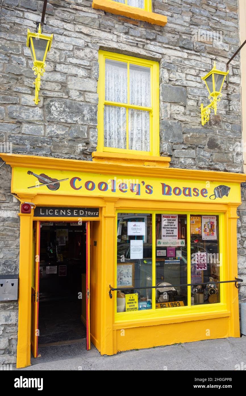 Cooley's House Bar, main Street, Ennistymon (Inis Diomain), Comté de Clare, République d'Irlande Banque D'Images