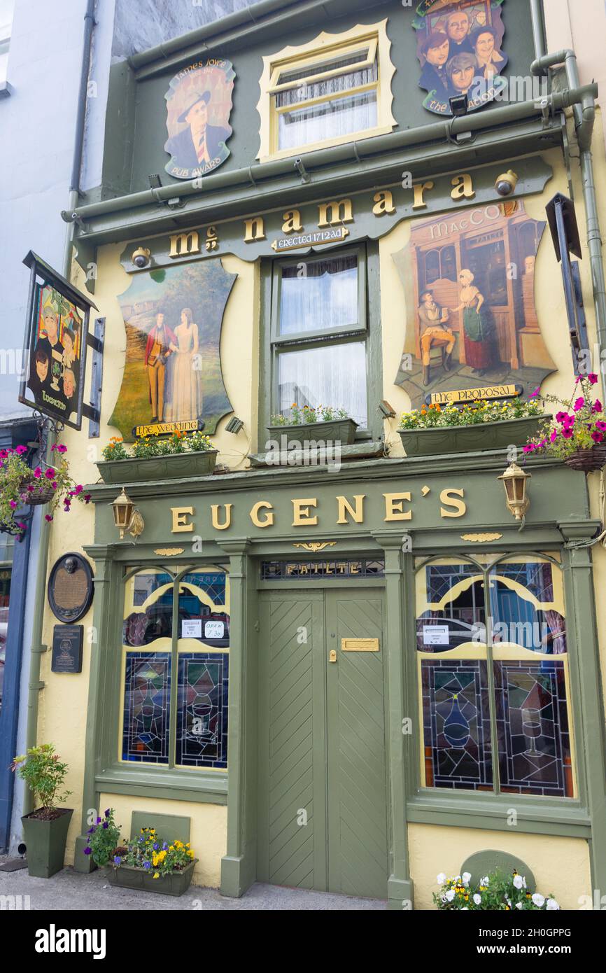 Eugene's Bar, main Street, Ennistymon (Inis Diomain), Comté de Clare, République d'Irlande Banque D'Images