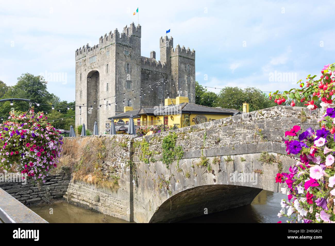 Bar-restaurant Durty Nelly's du XVIIe siècle, Old Bunratty Road, Bunratty (Bun na Raite), comté de Clare, République d'Irlande Banque D'Images