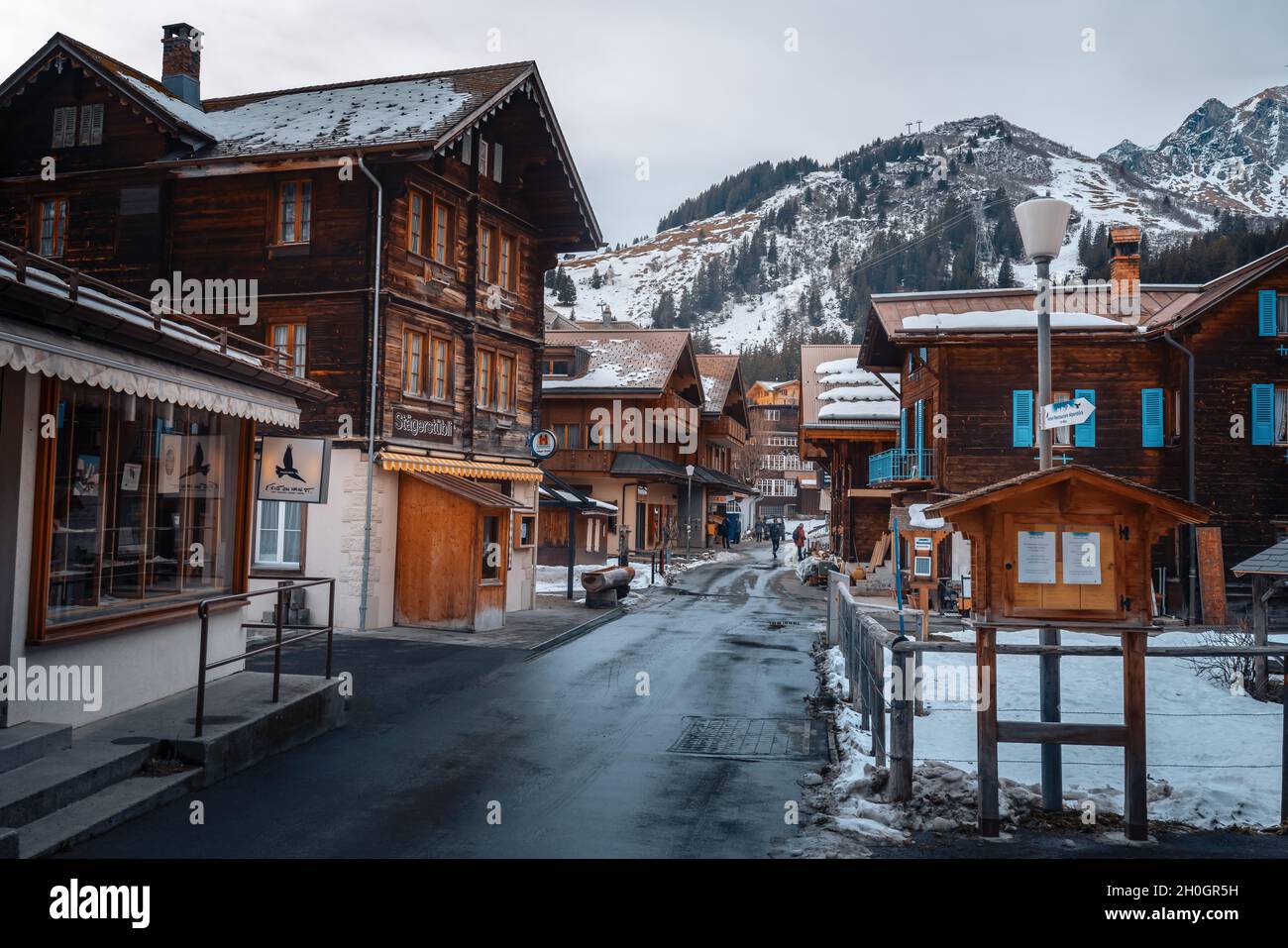 Rue et bâtiments en bois à Murren Village - Murren, Suisse Banque D'Images