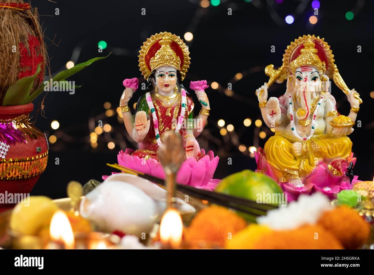 Statue de Mata Lakshmi et Bhagwan Ganpati BAPA avec Kalash, Pooja Thali, Shankh Agarbatti.Diwali Puja , nouvel an, Deepawali ou Shubh Deepawali thème Banque D'Images