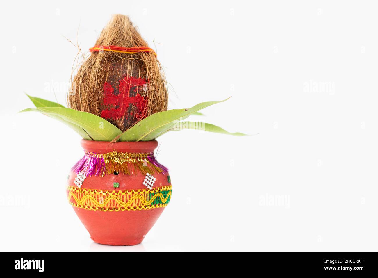 Terre cuite Clay Pot Kalash décorée de noix de coco, Mango feuille utilisée dans Navratri Pooja, Dussehra Puja, Karva Chauth, Teej, Ganesh Chaturthi ou Shush Dee Banque D'Images Terre cuite Clay Pot Kalash décorée de noix de coco, Mango feuille utilisée dans Navratri Pooja, Dussehra Puja, Karva Chauth, Teej, Ganesh Chaturthi ou Shush Dee Banque D'Images