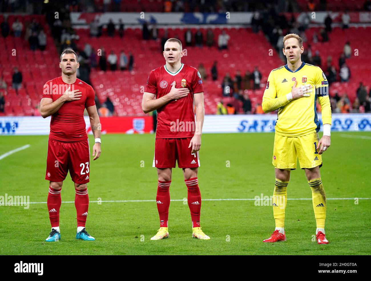 En Hongrie, Nemanja Nikolic, Attila Szalai et Peter Gulacsi chantent leur hymne national devant leurs fans à la fin du match de qualification de la coupe du monde de la FIFA au stade Wembley, Londres.Date de la photo: Mardi 12 octobre 2021. Banque D'Images