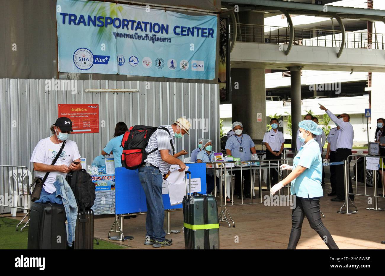 Les chauffeurs de l'hôtel Island attendent les arrivées à l'aéroport international de Phuket.L'île de Phuket en Thaïlande a une période de quarantaine de 7 jours pour les touristes étrangers vaccinés et les habitants de la région, appelée la sandbox de Phuket.Après un test de PCR négatif réussi, les visiteurs sont autorisés à se déplacer autour de l'île pendant leur quarantaine.La Thaïlande permettra aux visiteurs entièrement vaccinés de pays à faible risque d'entrer dans le royaume sans quarantaine à partir du 1er novembre, comme un effort clé du gouvernement pour stimuler l'économie.(Photo de Paul Lakatos/SOPA Images/Sipa USA) Banque D'Images