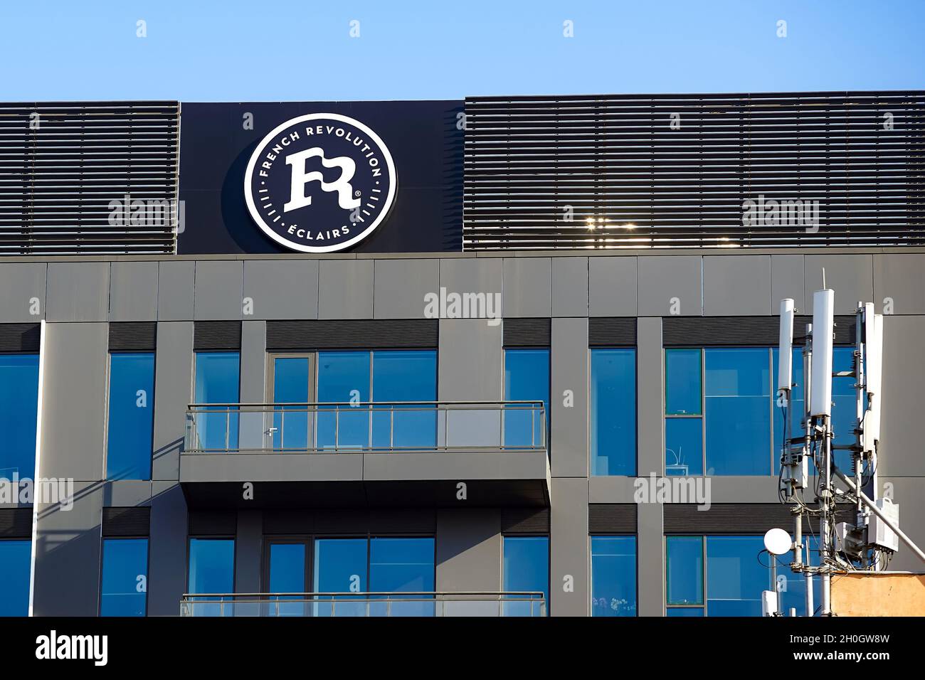 Bucarest, Roumanie - 04 octobre 2021 : le logo de la société roumaine French Revolution Eclairs est visible au sommet de son siège, à Bucarest Banque D'Images