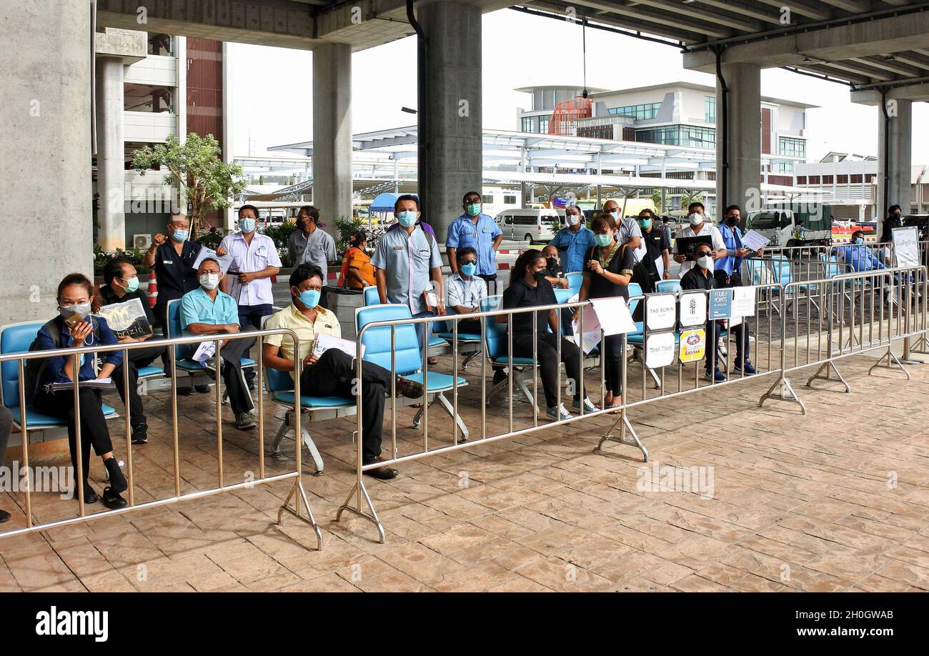 Patong, Thaïlande.11 octobre 2021.Les chauffeurs de l'hôtel Island attendent les arrivées à l'aéroport international de Phuket.L'île de Phuket en Thaïlande a une période de quarantaine de 7 jours pour les touristes étrangers vaccinés et les habitants de la région, appelée la sandbox de Phuket.Après un test de PCR négatif réussi, les visiteurs sont autorisés à se déplacer autour de l'île pendant leur quarantaine.La Thaïlande permettra aux visiteurs entièrement vaccinés de pays à faible risque d'entrer dans le royaume sans quarantaine à partir du 1er novembre, comme un effort clé du gouvernement pour stimuler l'économie.Crédit : SOPA Images Limited/Alamy Live News Banque D'Images