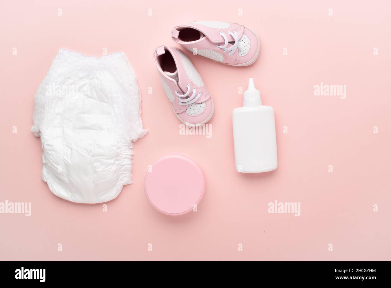 Accessoires pour bébé sur fond rose.Garde d'enfants.Flat lay, vue de dessus, espace de copie. Banque D'Images