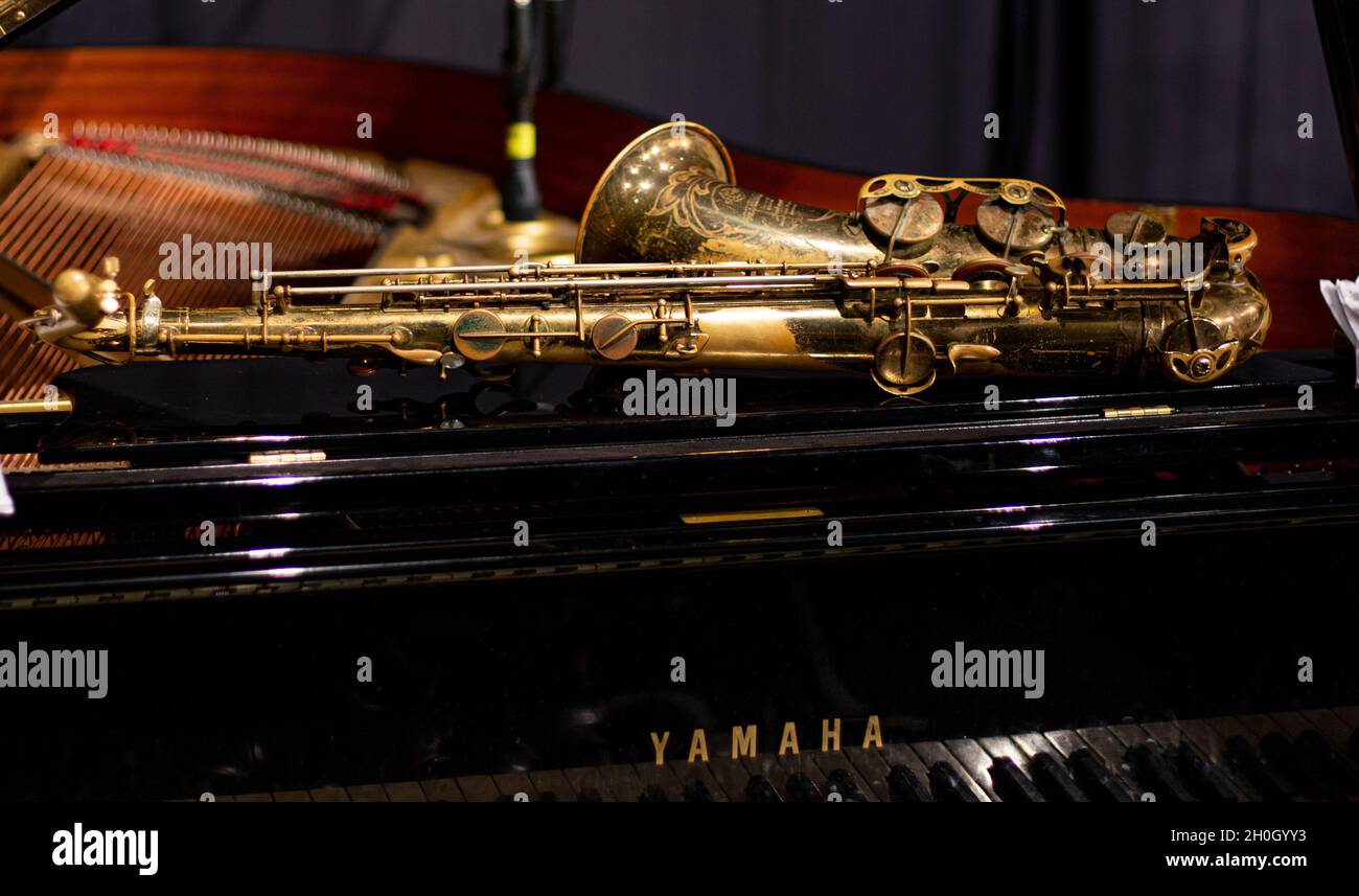 Saxophone ténor de Scott Hamilton reposant sur un piano dans le concert du Quartet Scott Hamilton au Herts Jazz Club de St Albans, dans le Hertfordshire Banque D'Images