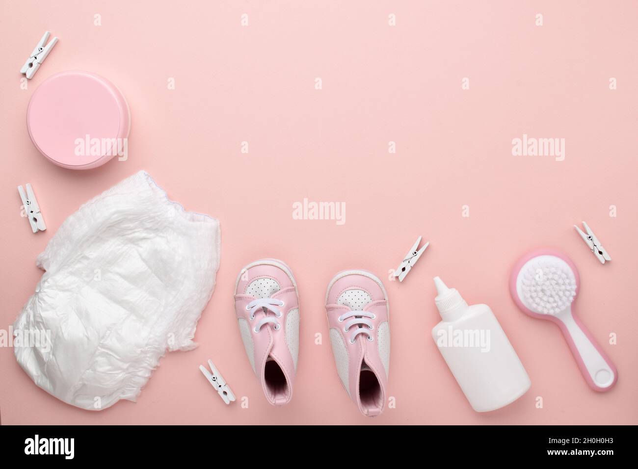 Accessoires pour bébé sur fond rose.Garde d'enfants.Flat lay, vue de dessus, espace de copie. Banque D'Images