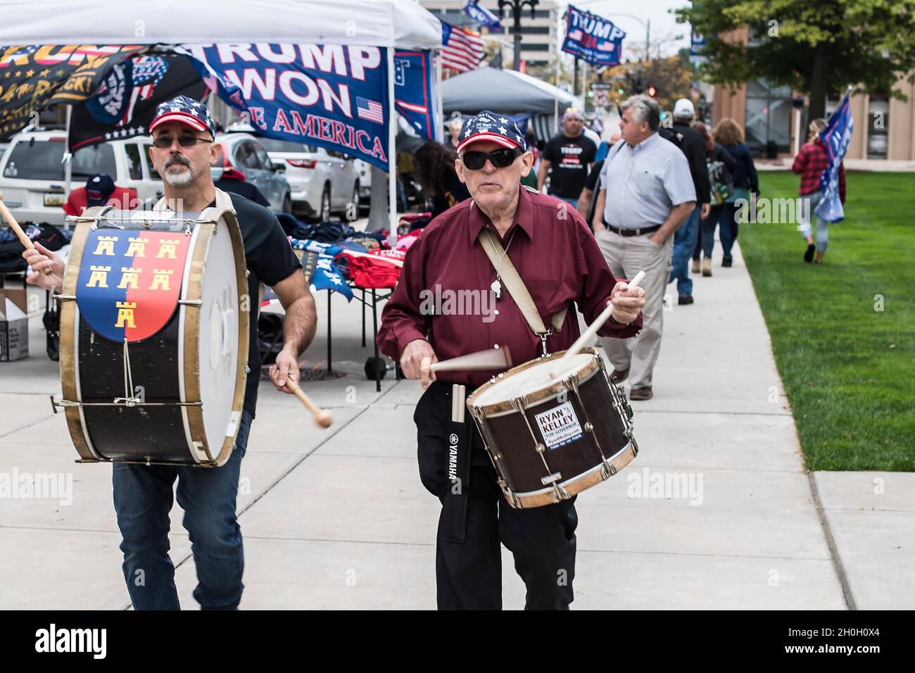 Lansing, Michigan, États-Unis.12 octobre 2021.Les partisans de l'ancien président Trump manifestent lors d'un rassemblement au Capitole de l'État du Michigan et exigent un « audit judiciaire » des résultats de l'élection présidentielle de 2020.L'ancien président Trump a appelé ses partisans à participer au rassemblement.(Image de crédit : © Scott Hasse/ZUMA Press Wire) Banque D'Images