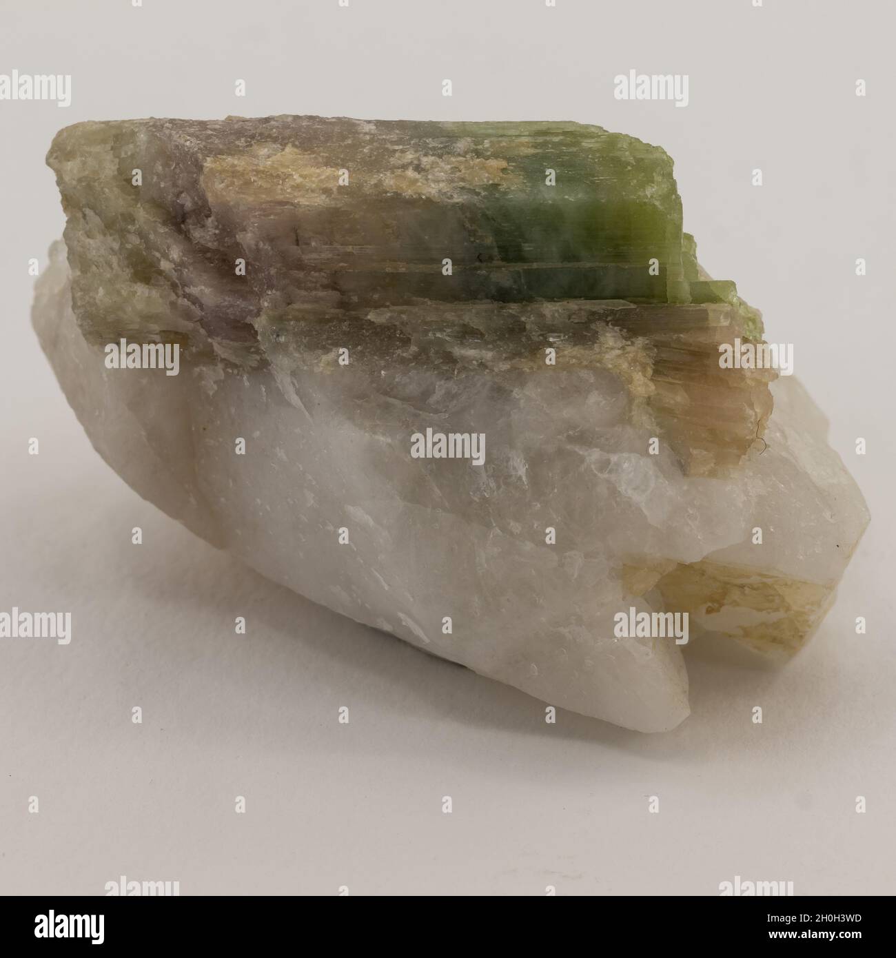 tourmaline colorée sur matrice sur fond blanc Banque D'Images