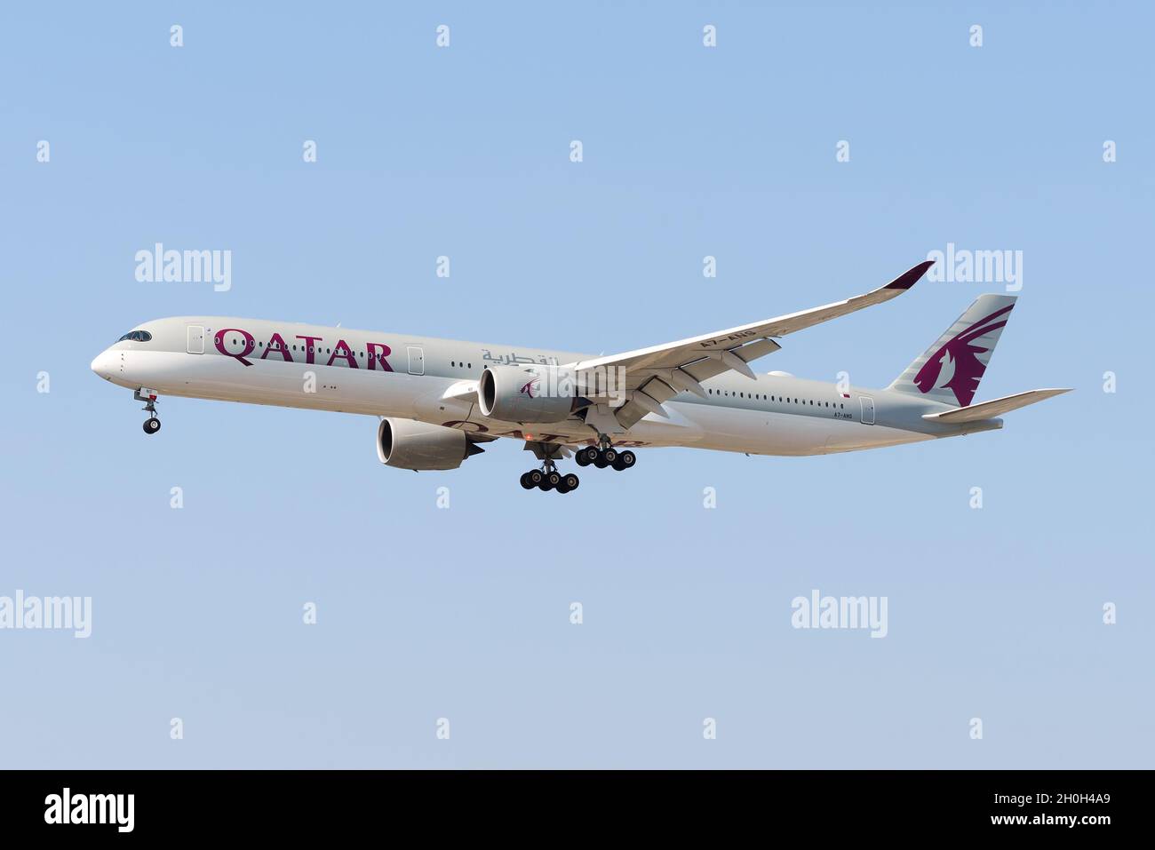 Un avion Airbus A350 de Qatar Airways débarque en provenance de Doha, au Qatar.Avion de Qatar Airways A350-1000.Plan A7-an. Banque D'Images