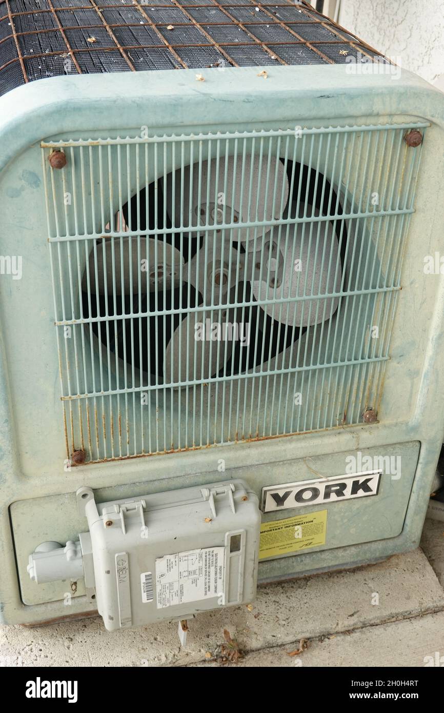 Ancien compresseur du système de climatisation résidentiel Banque D'Images