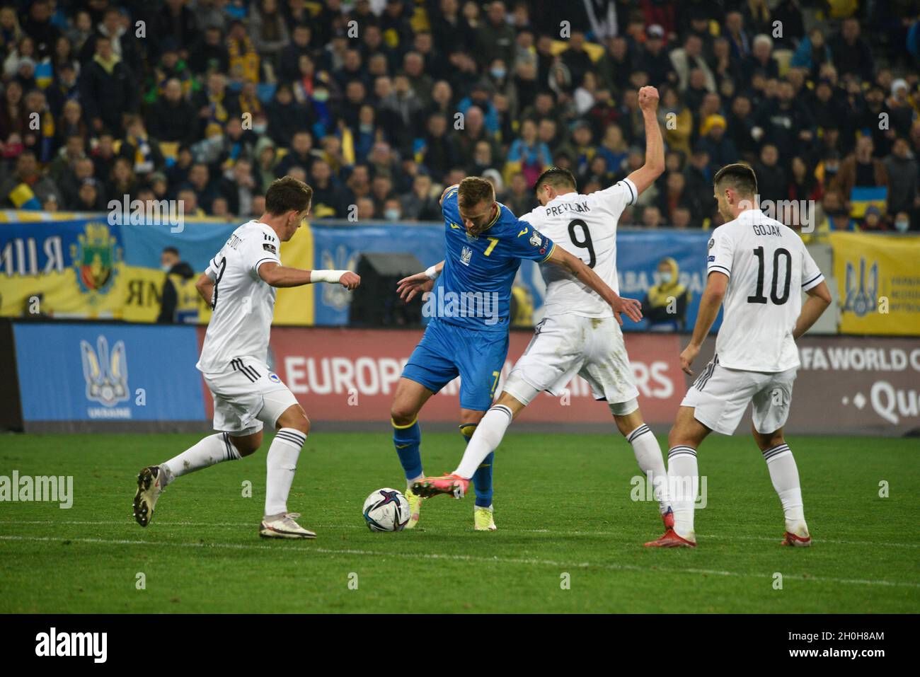 LVIV, UKRAINE - 12 OCTOBRE 2021 - milieu de terrain de l'équipe nationale de l'Ukraine Andrii Yarmolenko (C) est vu lors du 2022 match de qualification de la coupe du monde de la FIFA 8 contre la Bosnie-Herzégovine qui s'est terminé par un tirage au sort 1:1, Lviv, Ukraine occidentale Banque D'Images