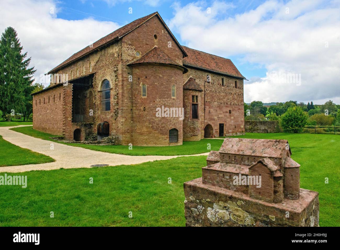 Einhardsbasilika, dans le modèle de premier plan du bâtiment original d'Einhardsbasilika en pierre, Steinach, Michelstadt, Hesse, Allemagne Banque D'Images