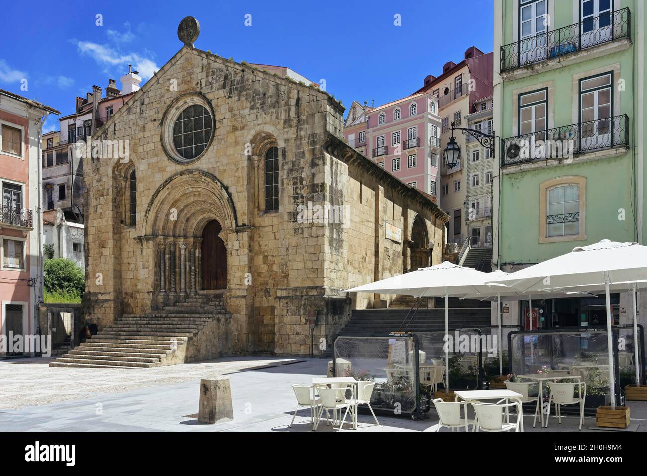 Église Saint Tiago à la place Plaza do Comercio, Coimbra, Beira, Portugal Banque D'Images