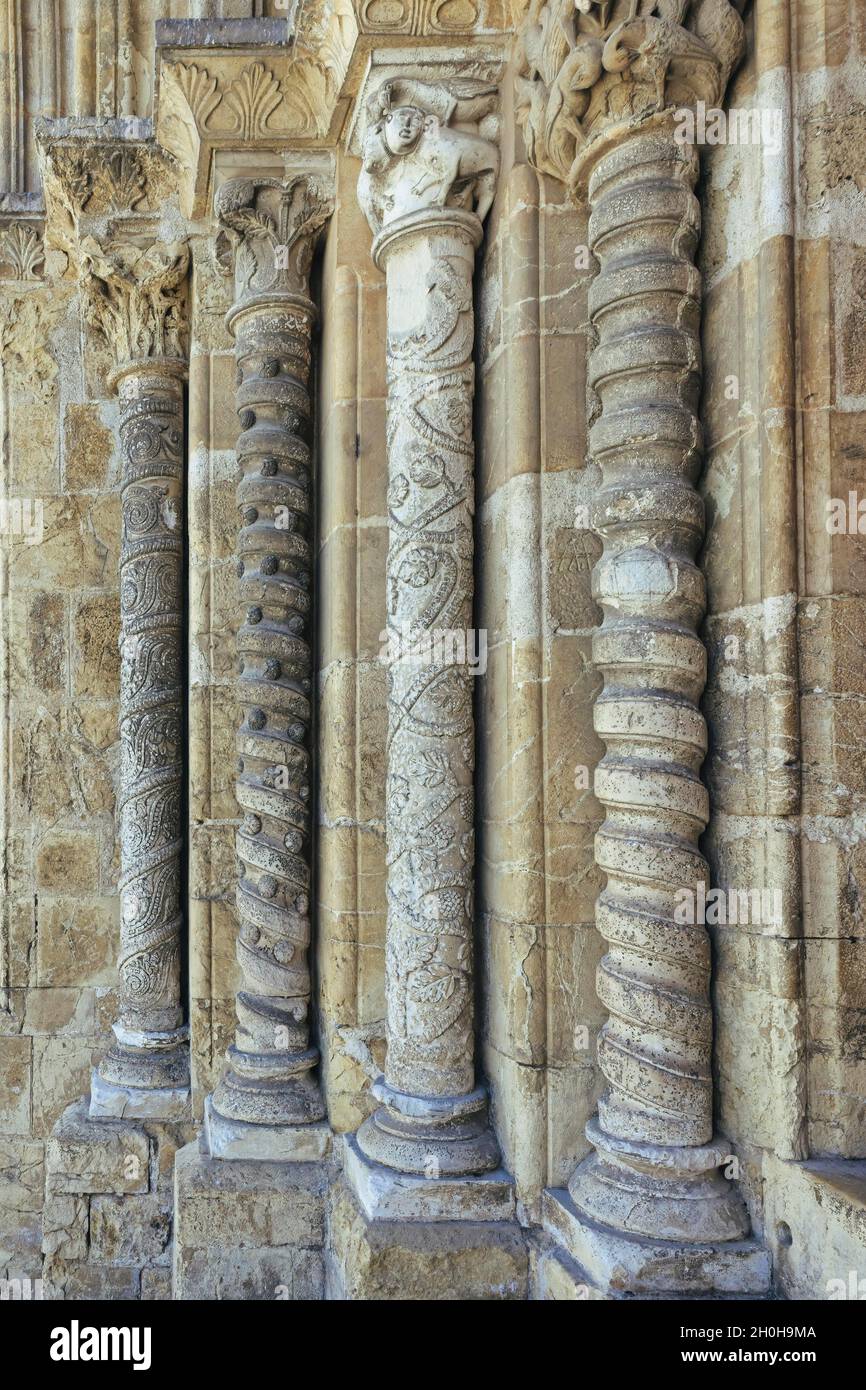 Église Saint Tiago, colonnes, place Plaza do Comercio, Coimbra, Beira, Portugal Banque D'Images