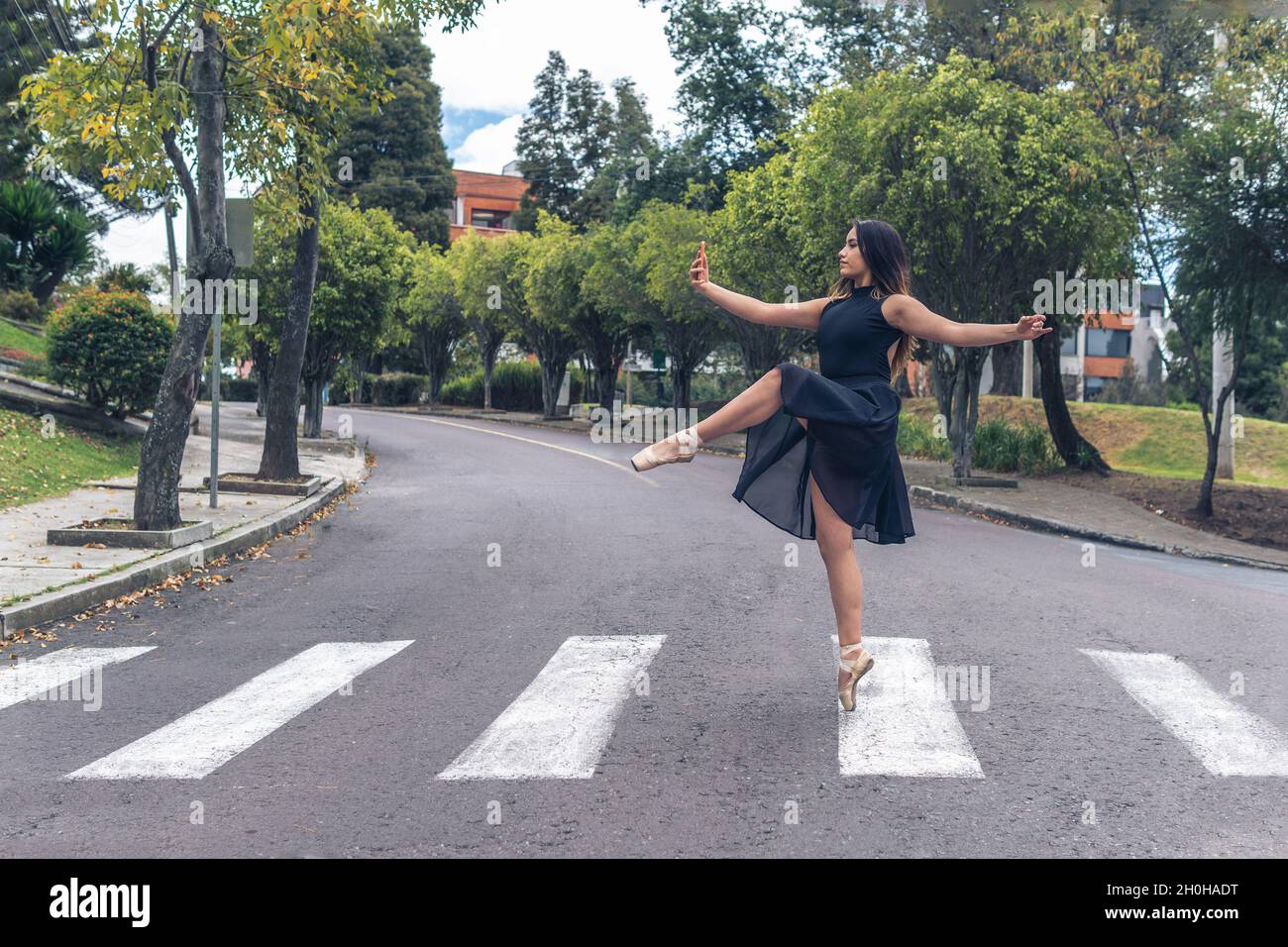 Danseuse de jeune fille prenant un selfie sur une traversée piétonne dans la rue Banque D'Images