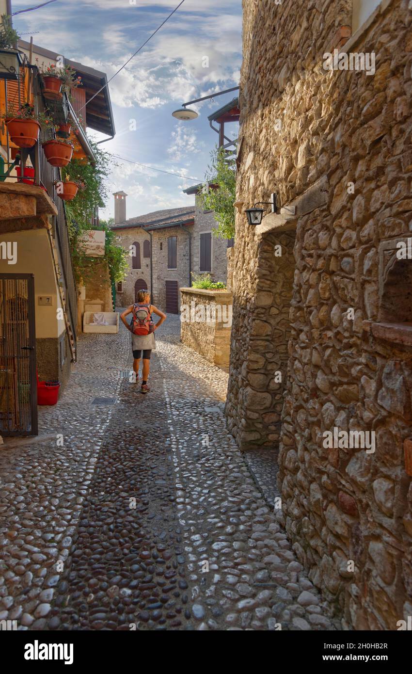 Ruelles médiévales de la ville côtière historique de Malcesine, Malcesine, l'est du lac de Garde, Vérone Italie, Trentin-Haut-Adige,Italie Banque D'Images