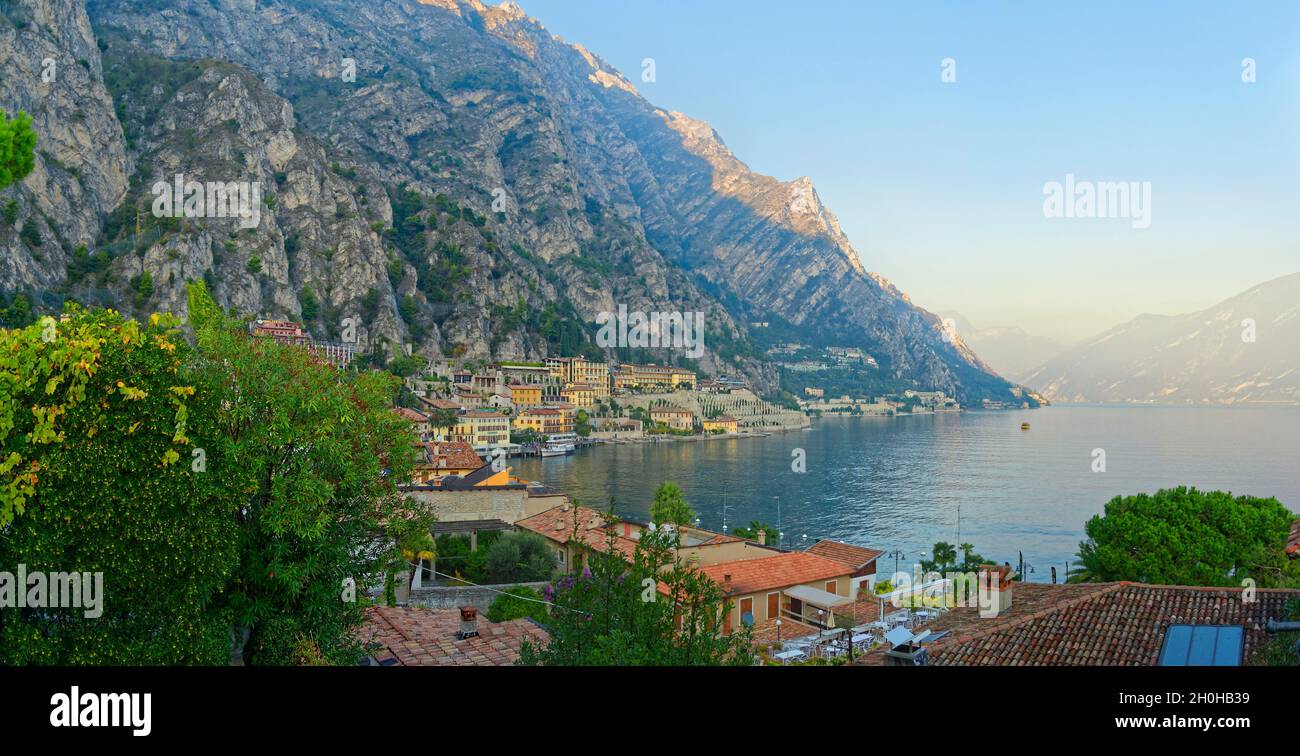 Village de pêcheurs idyllique sur la rive ouest du lac de Garde dans la soirée, Limone Sul Garda, Brescia, lac de Garde occidental, Lombardie,Italie Banque D'Images