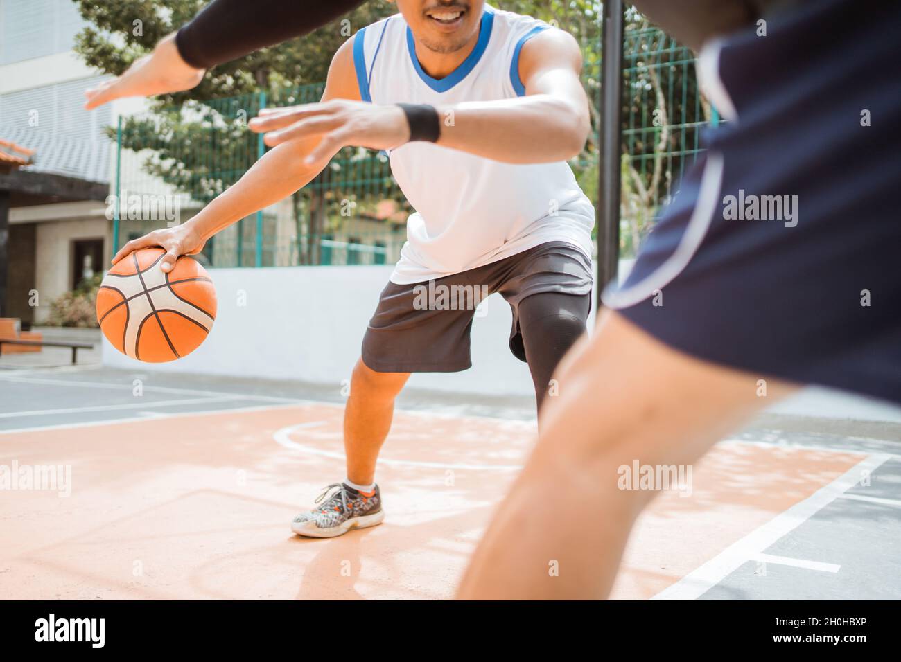Main du joueur de basket-ball portant une balle avec une technique de  dribbling élevée Photo Stock - Alamy