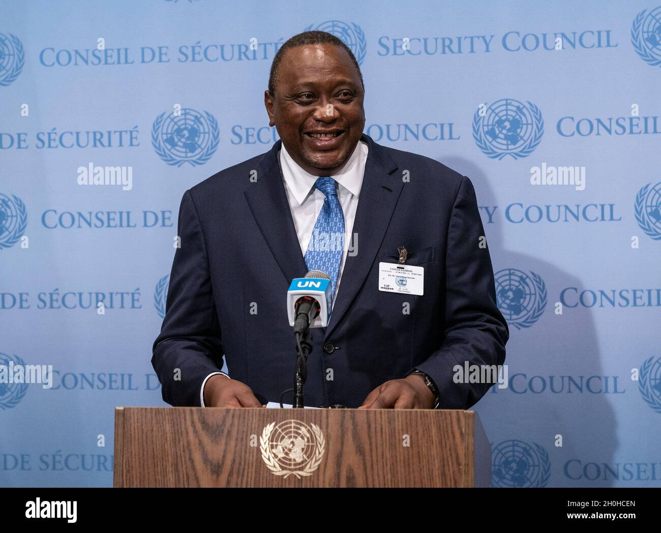 New York, États-Unis.12 octobre 2021.Uhuru Muigai Kenyatta, Président du Kenya, s'adresse à la presse lors de la participation au Siège de l'ONU.Le Kenya assure la présidence du Conseil de sécurité pour le mois d'octobre 2021 et M. Kenyatta a présidé la réunion du Conseil de sécurité sur la consolidation de la paix et le maintien de la paix.M. le Président a fait des observations après la réunion des parties prenantes et a répondu à certaines questions, notamment la fuite des papiers Pandora.(Photo de Lev Radin/Pacific Press) crédit: Pacific Press Media production Corp./Alay Live News Banque D'Images