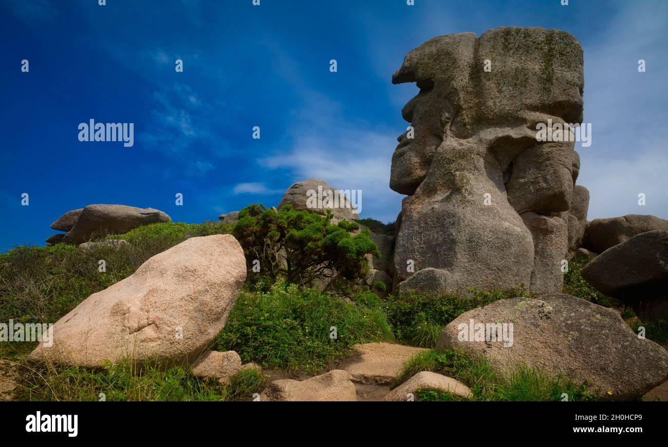 Côte rocheuse le long du Sentier des douaniers, sentier des douanes GR 34, formation rocheuse le pere Trebeurden, Côte de granit Rose, Côtes d'Armor, Bretagne Banque D'Images