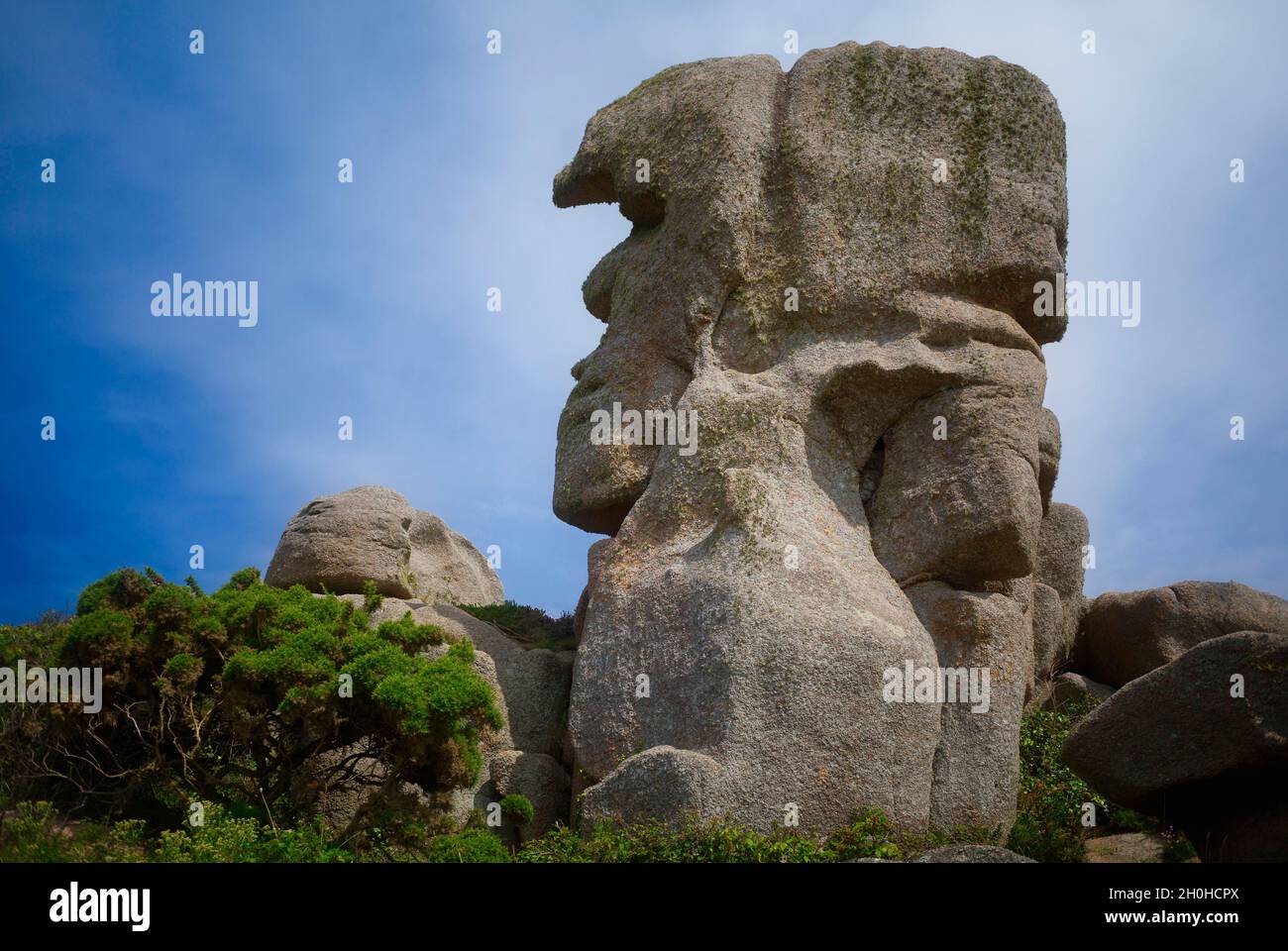 Côte rocheuse le long du Sentier des douaniers, sentier des douanes GR 34, formation rocheuse le pere Trebeurden, Côte de granit Rose, Côtes d'Armor, Bretagne Banque D'Images