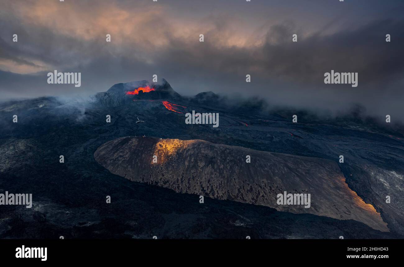 vue-a-rienne-volcan-en-ruption-avec-fontaines-de-lave-et-champ-de