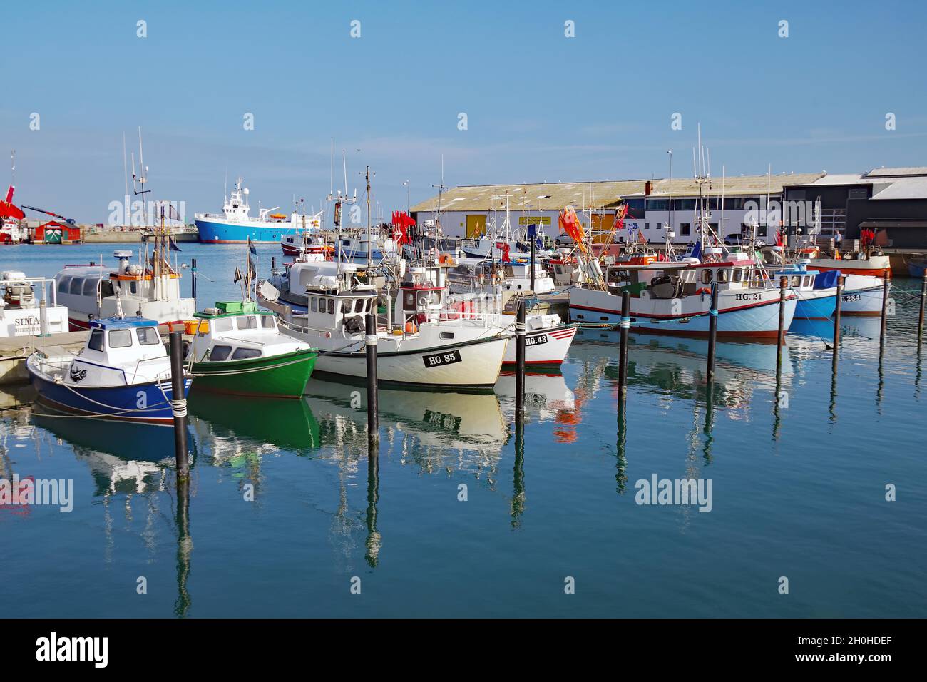 Petits bateaux de pêche reflétés dans l'eau, Hirtshals, Jutland, Danemark Banque D'Images