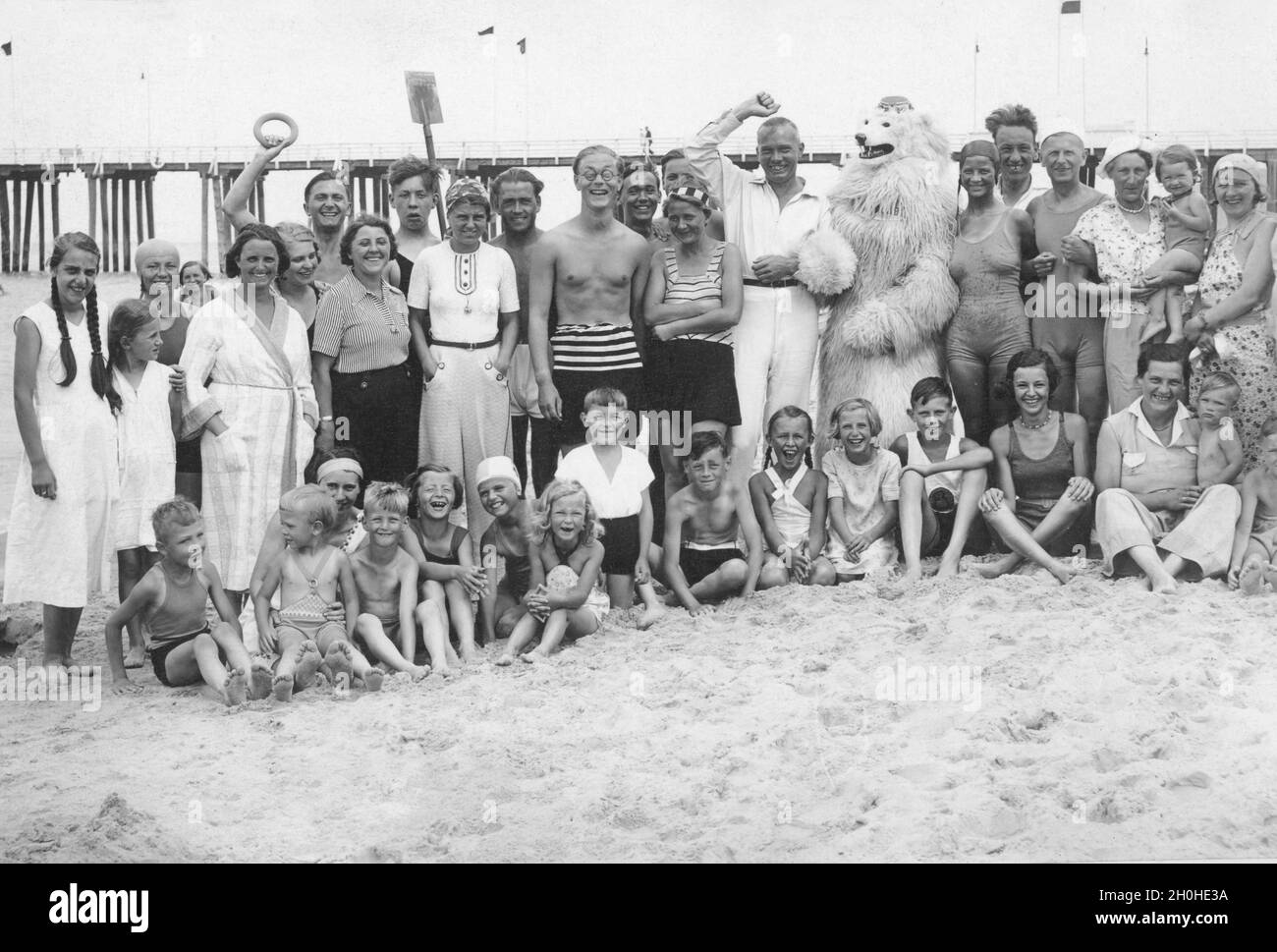 Groupe de baignade sur la plage, drôle, rire, vacances d'été, vacances,Joie de vivre, vers les années 1930, Mer Baltique, Binz, Ruegen,Mecklenburg-Ouest Banque D'Images