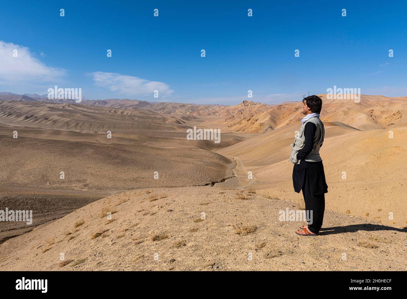 Homme local dans le paysage désertique autour de Bamyan, Afghanistan Banque D'Images