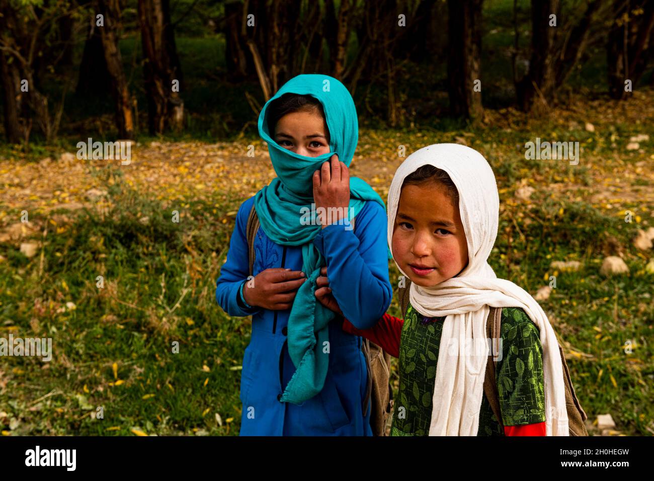Jeunes filles locales, Chehel Burj ou forteresse de quarante tours, province de Yaklawang, Bamyan, Afghanistan Banque D'Images