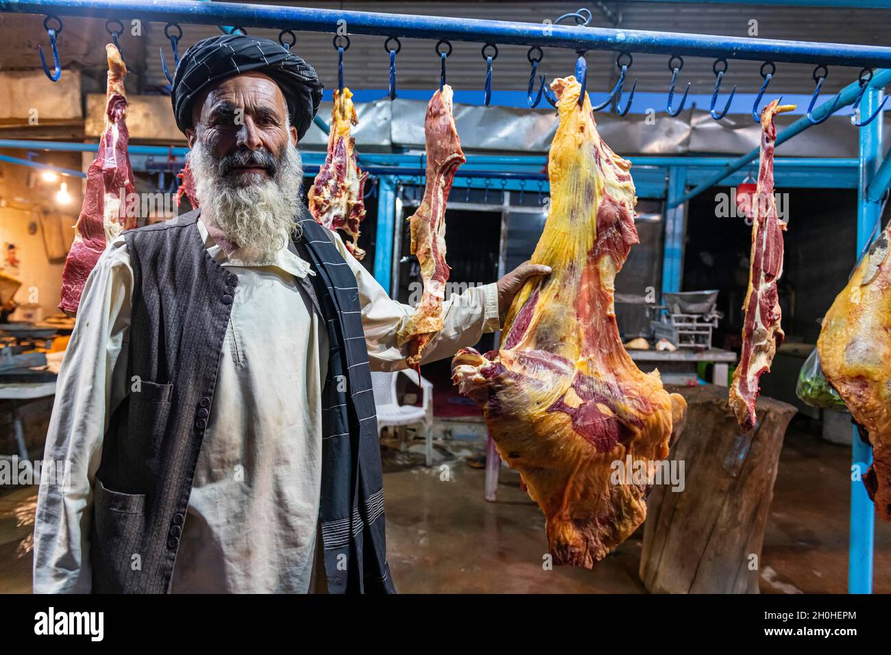 Fier homme dans sa boucherie, Kandahar, Afghanistan Banque D'Images