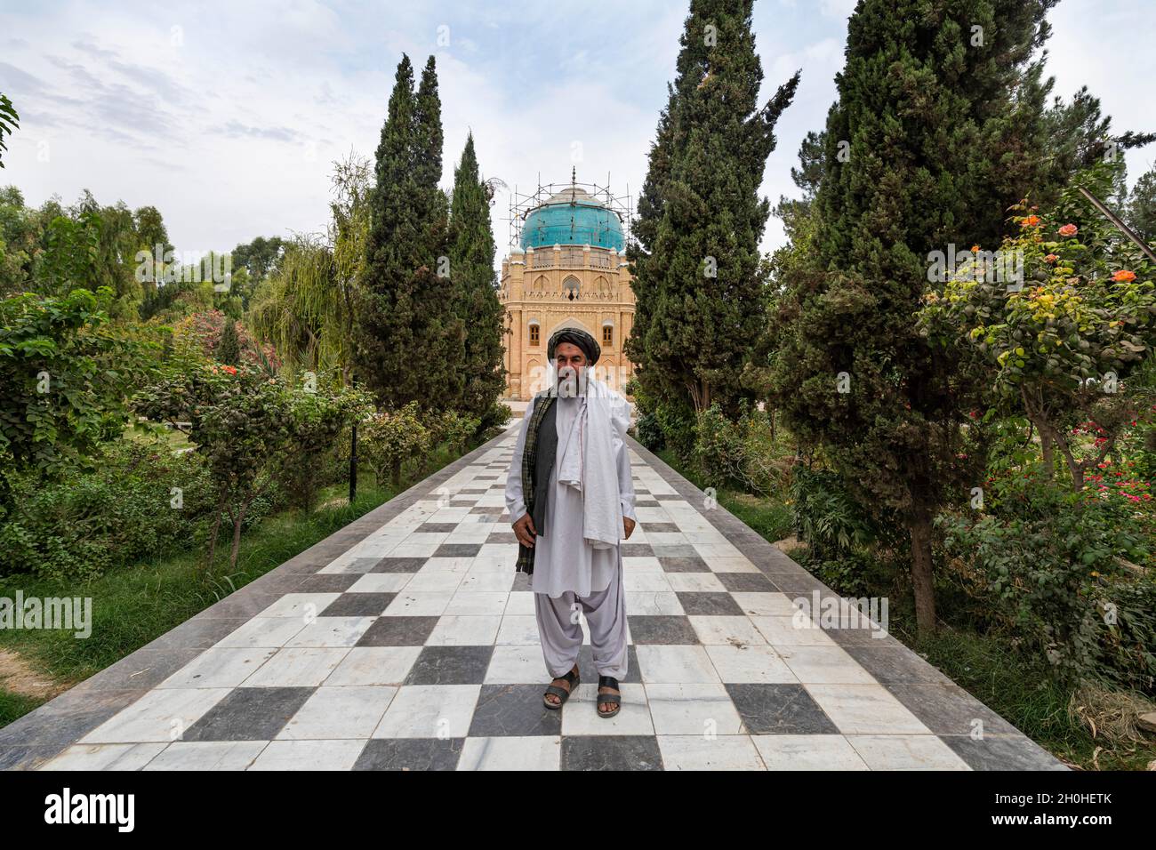 Homme debout devant le mausolée de Mirwais Khan Hotaki, Kandahar, Afghanistan Banque D'Images