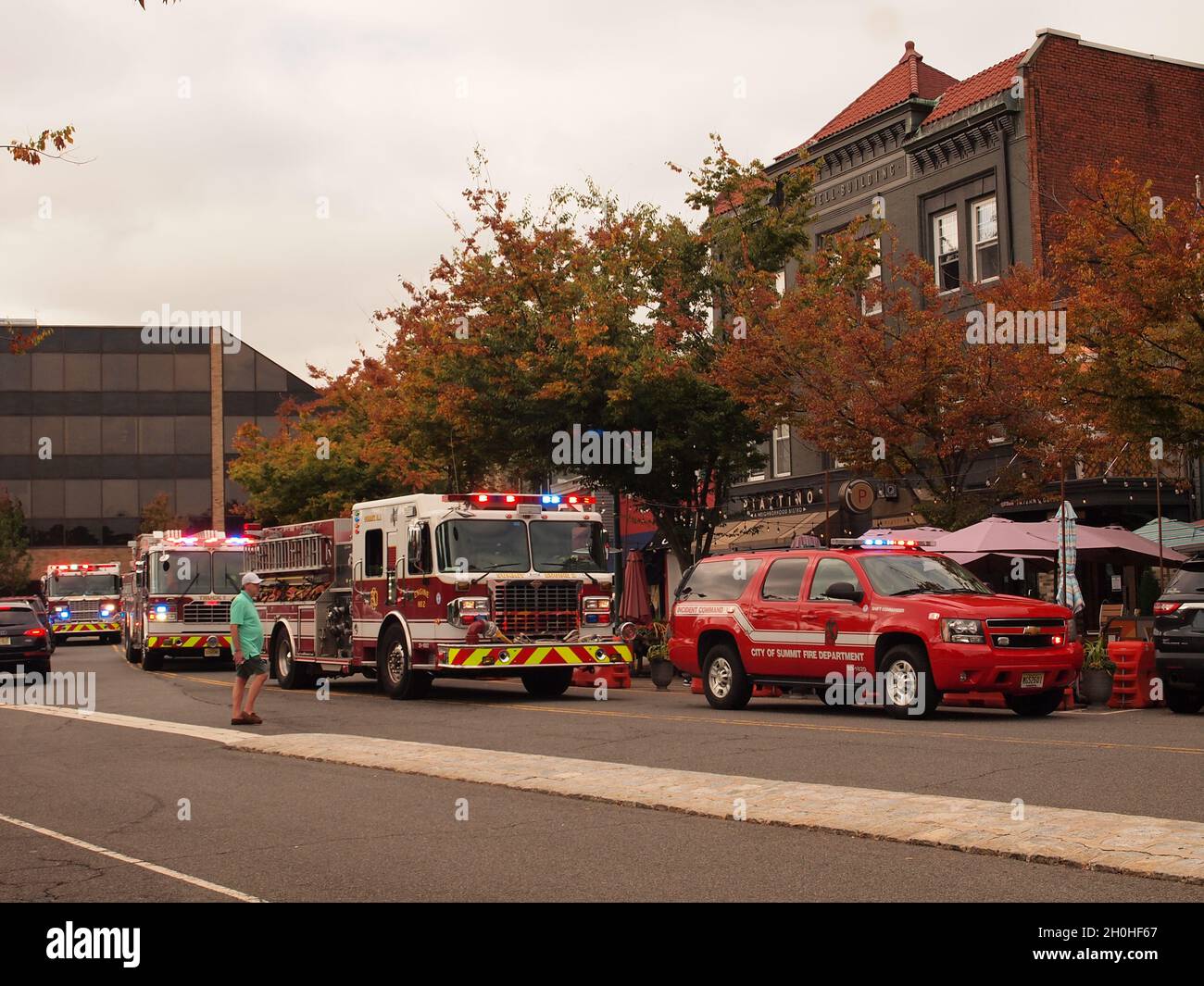 Summit, service des incendies du New Jersey répondant à un appel récemment, de nombreux camions d'incendie bien entretenus lors d'un appel dans un quartier d'affaires. Banque D'Images