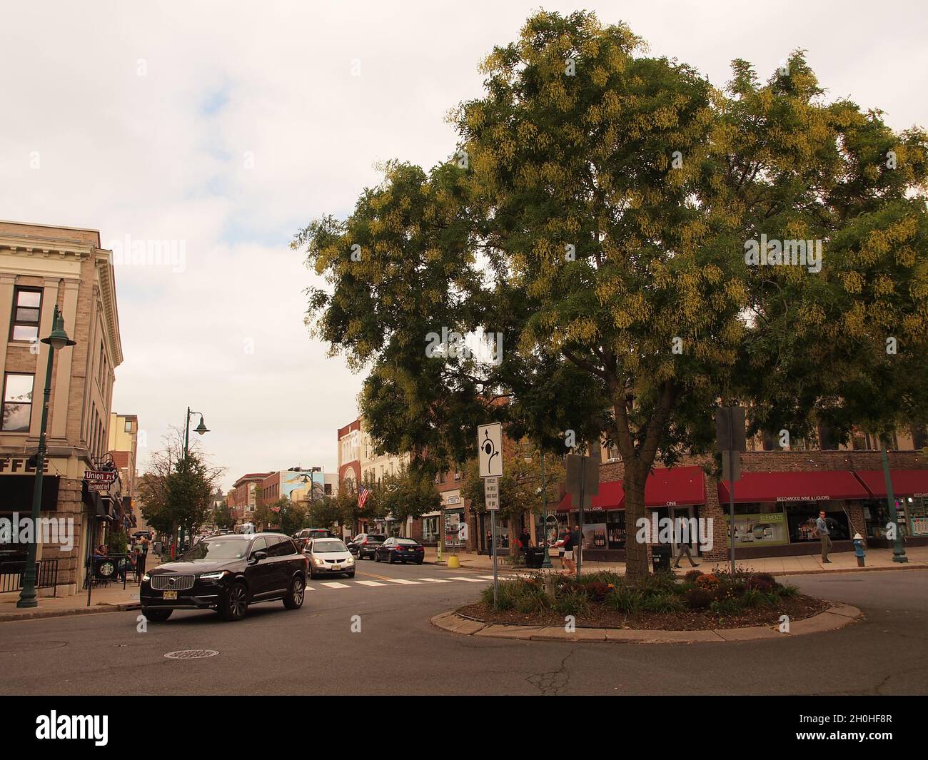 Summit, quartier des affaires du New Jersey avec des entreprises locales viables le long des rues principales.Circulation routière dans un centre-ville de banlieue animé. Banque D'Images