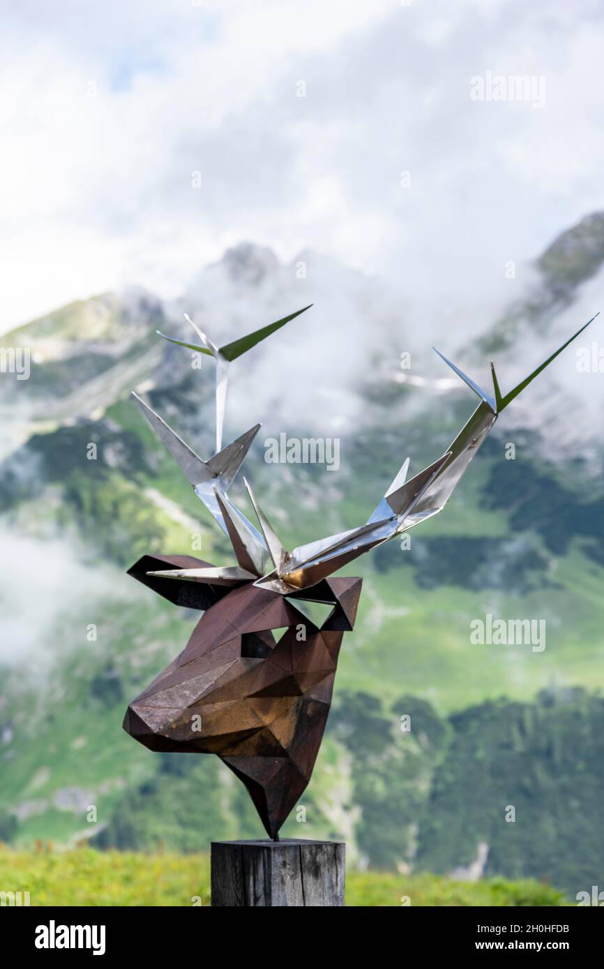 Statue en polyéthylène basse d'une tête de cerf Banque D'Images