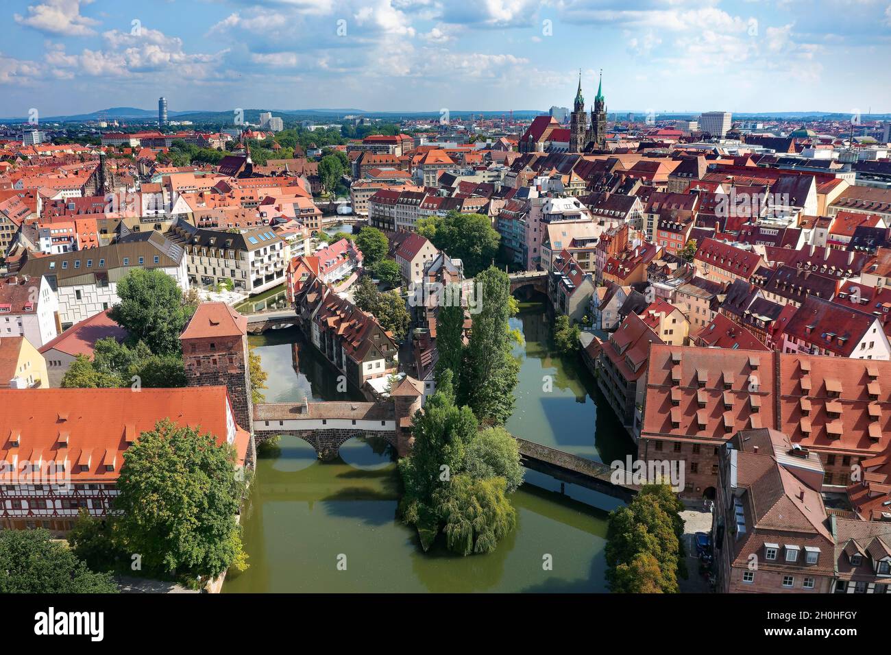 Vue aérienne, en face de la rivière Pegnitz, sur le pont Hangman's à droite, sur le pont Hangman's à gauche et la tour d'eau, au milieu de l'île du marché aux puces Banque D'Images