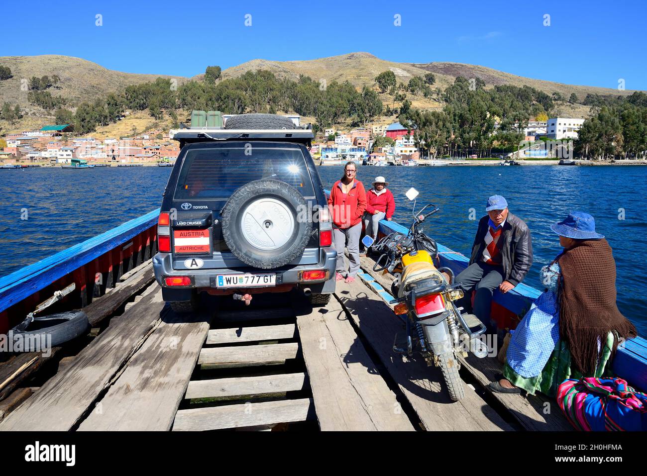 Véhicule tout-terrain autrichien sur un simple ferry traversant le détroit de Tiquina, Estrecho de Tiquina, San Pablo de Tiquina, lac Titicaca, département Banque D'Images
