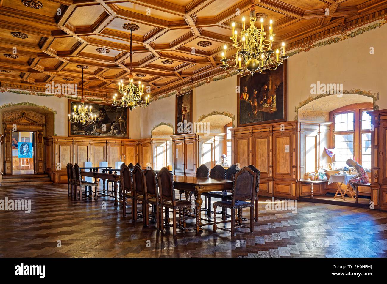 Salle à manger avec lambris et plafond à cercueils, exposition d'art contemporain, château de Ratibor, pavillon de chasse, fin de la Renaissance, construit Banque D'Images