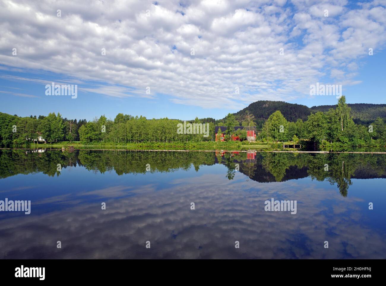 Eaux calmes, réflexions d'eau, Canal du Telemark, Telemark, Lunde,Norvège Banque D'Images