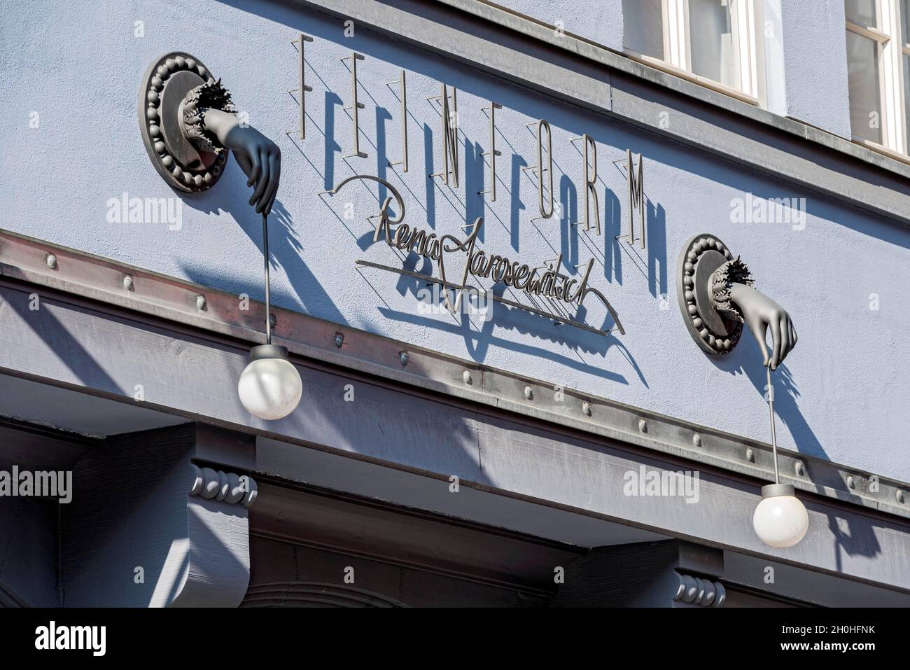 Des mains en porte-à-faux avec des lampes à la Maison Wuerzgarten, marché Kroenungsweg, la vieille ville de New Frankfurt, Dom-Roemer-Viertel, Francfort-sur-le-main, Hesse Banque D'Images