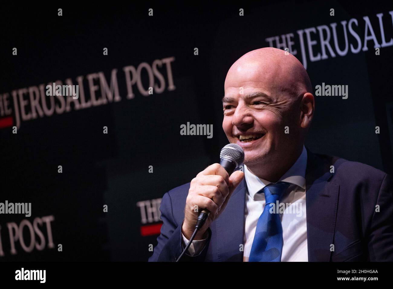 (211013) -- JÉRUSALEM, 13 octobre 2021 (Xinhua) -- le Président de la FIFA, Gianni Infantino, prend la parole à la Conférence de la poste de Jérusalem, qui s'est tenue à Jérusalem, le 12 octobre 2021.Infantino est arrivé en Israël lundi pour une visite de deux jours.(JINI via Xinhua) Banque D'Images