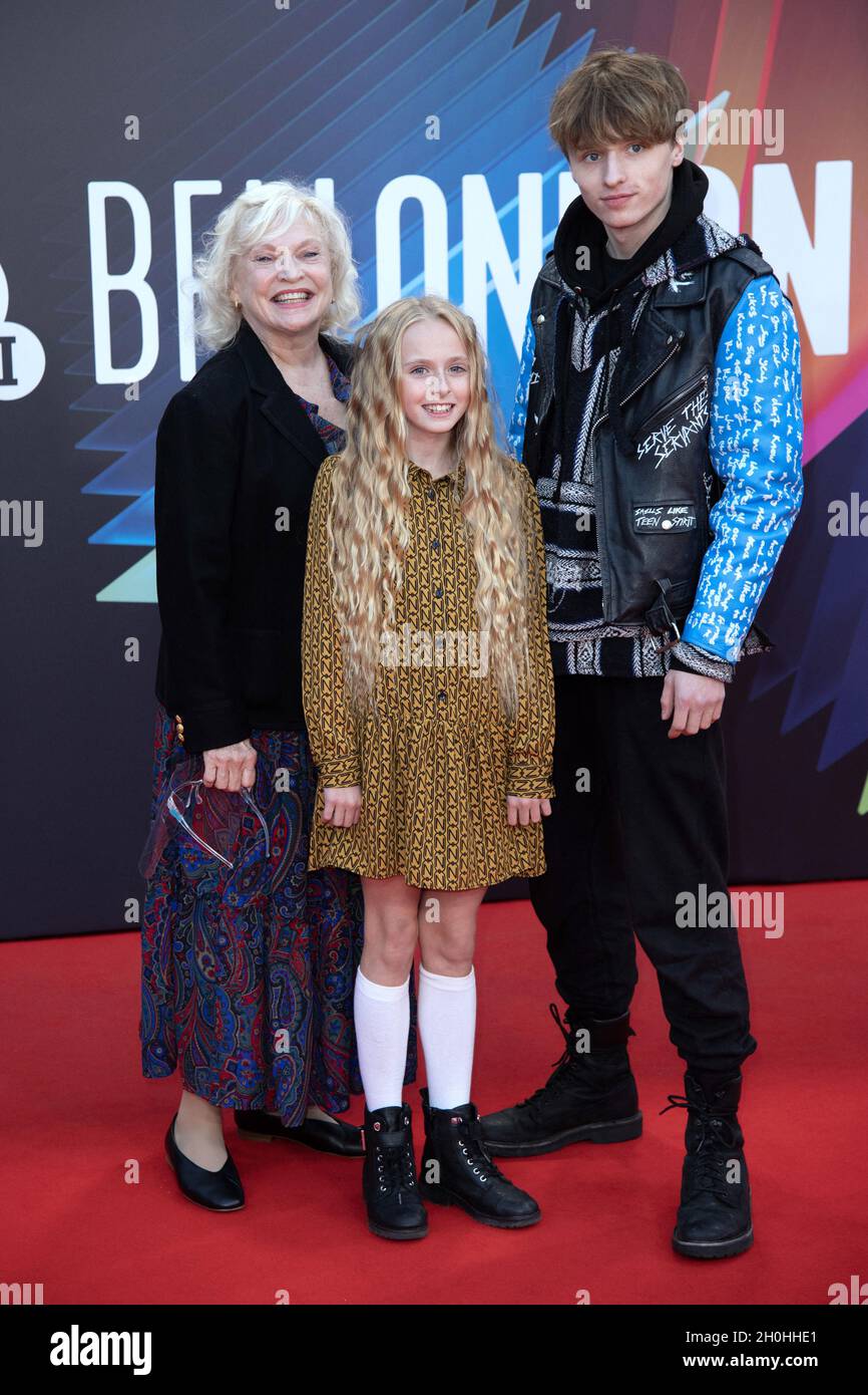 Olive Tennant et Ty Tennant et leur mère assistent à la première de Belfast dans le cadre du 65e BFI London film Festival au Royal Festival Hall de Londres, en Angleterre, le 12 octobre 2021.Photo d'Aurore Marechal/ABACAPRESS.COM Banque D'Images