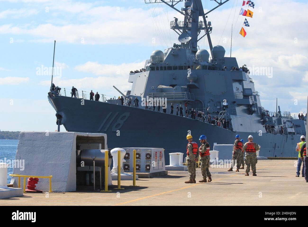 Le PCU USS Daniel Inouye (DDG 118) s'approche de l'embarcadère 2 à la base navale de Newport.Il s'agit de la première visite portuaire du navire après son départ du chantier naval General Dynamics Bath Iron Works le 4 octobre 2021.Le navire est en transit vers Pearl Harbor, HI, où il sera mis en service et accueilli. Banque D'Images