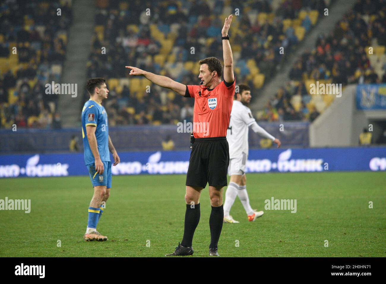 Non exclusif : les fans ukrainiens applaudissent pour leur équipe nationale dans les tribunes lors du 2022 match de qualification de la coupe du monde de la FIFA 8 contre la Bosnie et Banque D'Images