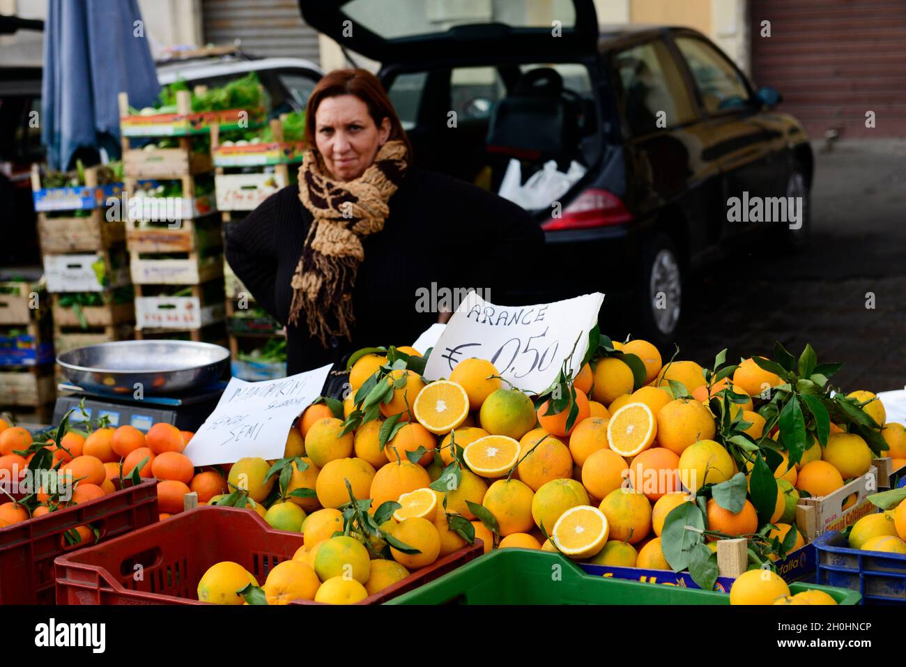 Une femme sicilienne qui vend des oranges sur un marché de Catane, en Italie. Banque D'Images