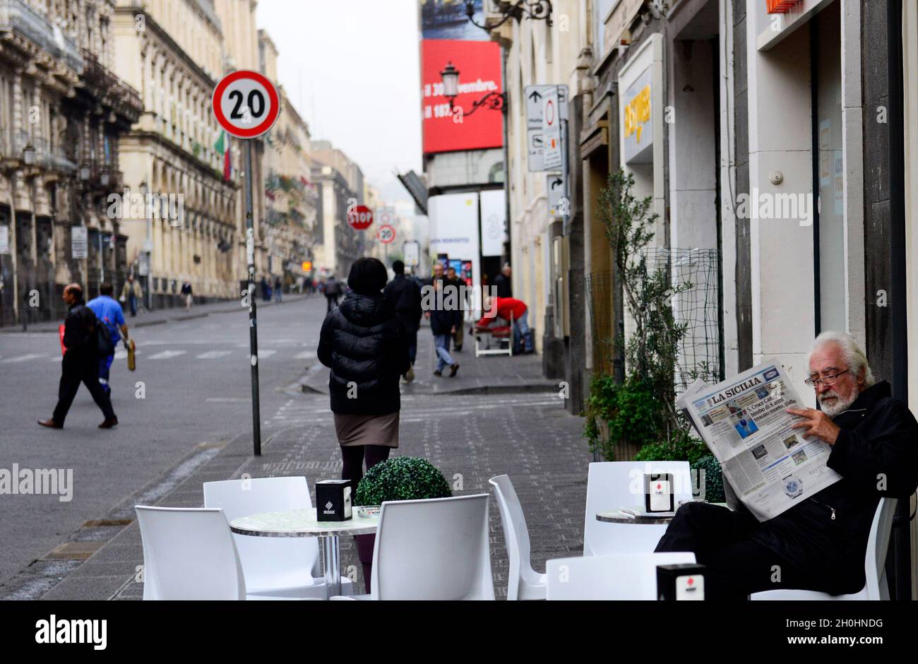 Un homme italien lisant le journal du matin à Catane, en Italie. Banque D'Images