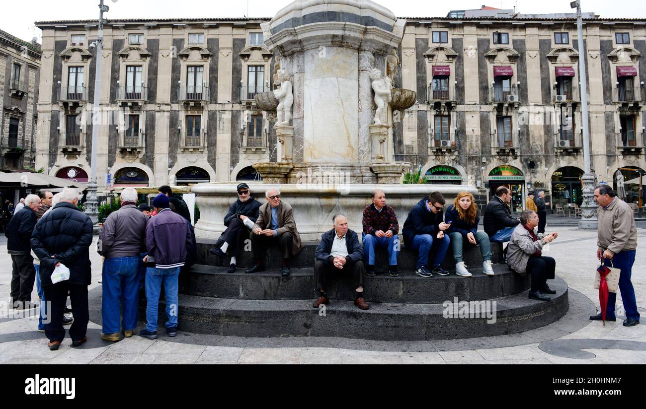 Les Italiens socialisent sous le Fuente del Elefante à Catane, en Italie. Banque D'Images